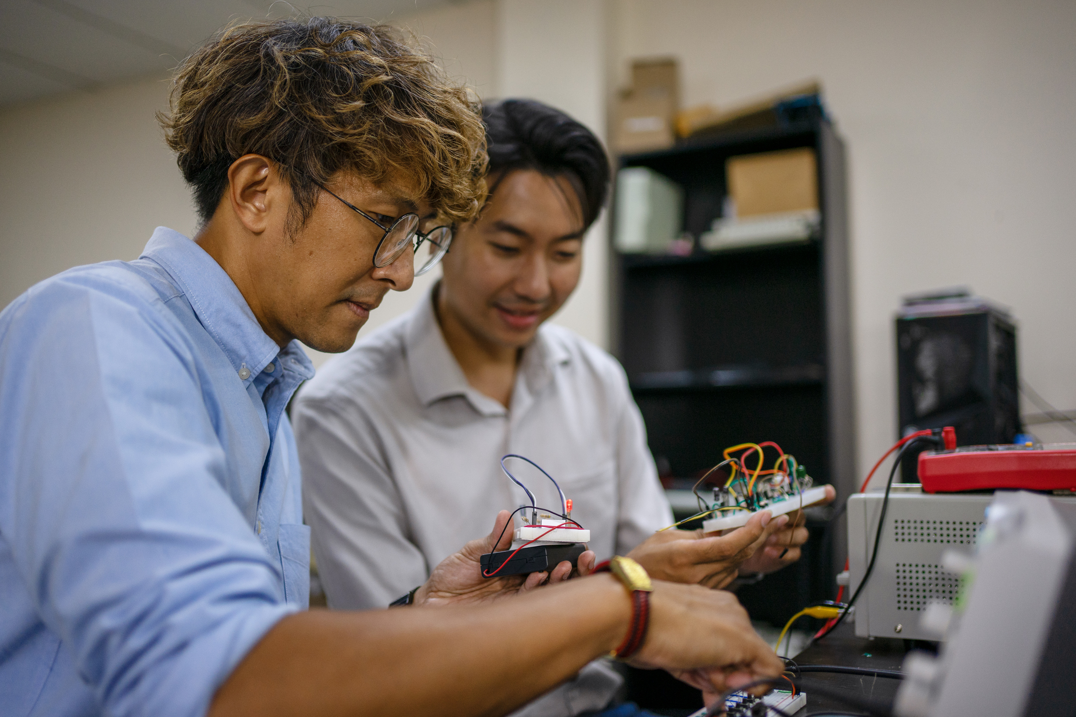 先輩エンジニアと同行する研修の様子